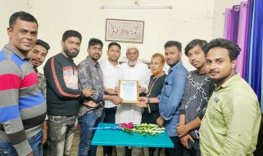 ভোলার প্রবীণ সাংবাদিক এম এ তাহের-কে সম্মাননা দিলো দৈনিক দেশবাংলা পত্রিকা